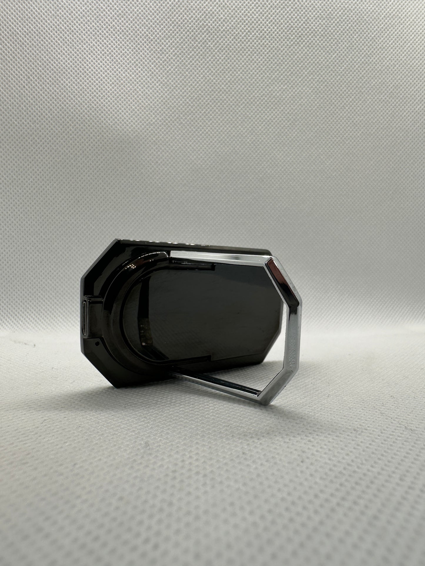 mechero electrico que se pega en la parte de atras de tu movil