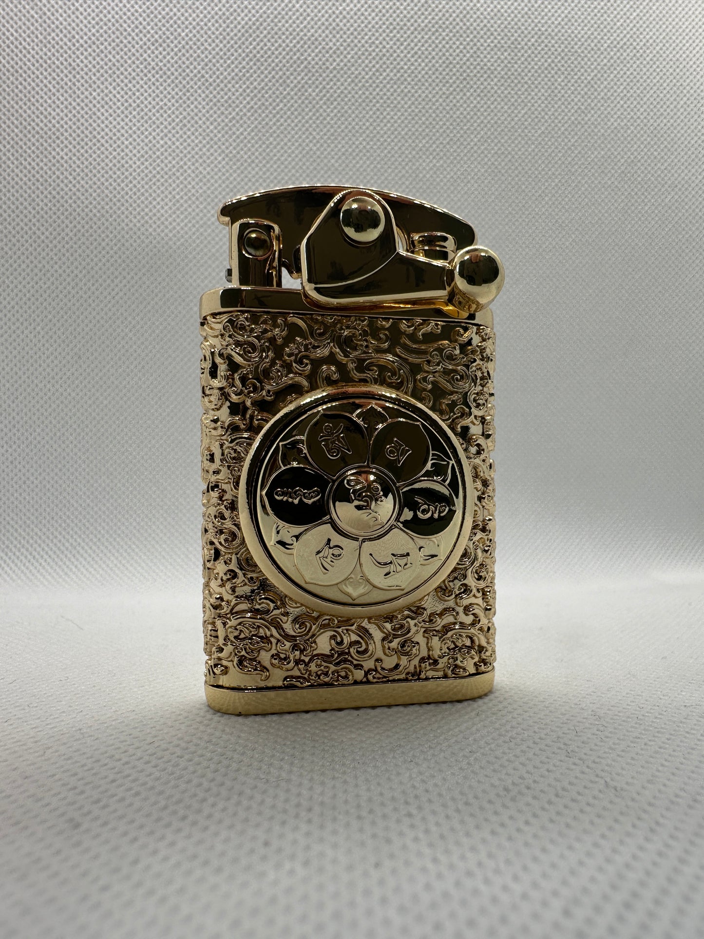 mechero con diseno vintage dorado
